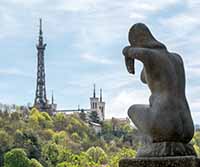 Tour émetteur de Fourvière Vue depuis le jardin des Chartreux et "Hommage aux Sculpteurs et Peintres Lyonnais Disparus" Par Georges Salendre (1890-1985)
