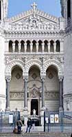 Porche d’entrée de la Basilique de Fourvière Lyon 5ème (Huit anges cariatides portant des épées par Paul-Émile Millefaut)