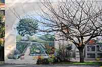 Vrai arbre devant peinture en trompe l’oeil dans la cour de l’école (Résidence "La Sarra"), rue Pauline Jaricot Lyon 5ème