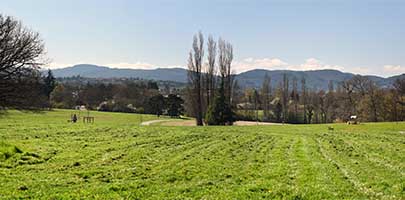 La grande pelouse - Parc de Lacroix Laval à Marcy l&rsquo;Etoile