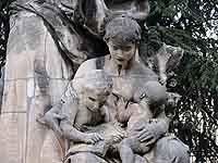 "La liberté" par Emile Peynot (1889) détail de statues démentelées du monument à la République  place Carnot en 1975