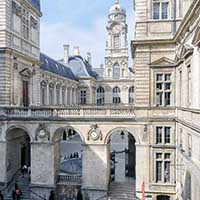 Les cours de l&rsquo;Hôtel de ville