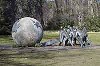 Monument de la réunion du G7 "Ensemble pour la Paix et la Justice" par Xavier de Fraissinette (1996) Parc de la Tête d’Or
