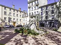 Place Dumas de Loire Vaise - Lyon 9ème - Monument en hommage aux morts de la 2ème guerre mondiale par Georges Salendre(1890-1985) "Souvenir Unite et Paix" (1960)