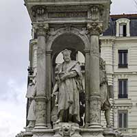 Fontaine place des Jacobins - Philibert Delorme - La fontaine fut réalisée en décembre 1885 par Gaspard André (1840-1896)