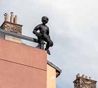 ":Le guetteur Marcel par Yves Henri" MJC du vieux Lyon Sculpture sur le toit - Place Saint Jean - Lyon 5ème