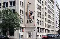 Oiseau stylisé - Sculpture sur la façade d’un Immeuble rue Pierre Corneille