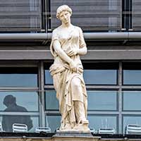 Calliope (1862)Guillaume Bonnet (1820-1873) Calliope est la muse de l&rsquo;éloquence et de la poésie épique. Fronton de l&rsquo;Opéra Place de la Comédie Lyon 1er