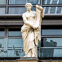 Clio (1862) Jean-Marie Bonnassieux (1810-1892) Clio est la muse de l&rsquo;histoire. Fronton de l&rsquo;Opéra Place de la Comédie Lyon 1er