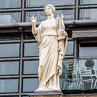 Erato (1862) François-Félix Roubaud (1824-1876) Erato est la muse de la poésie lyrique. Fronton de l&rsquo;Opéra Place de la Comédie Lyon 1er