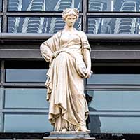 Euterpe (1862) Joseph-Hugues Fabisch (1812-1886) Euterpe est la muse de la musique.  Fronton de l&rsquo;Opéra Place de la Comédie Lyon 1er