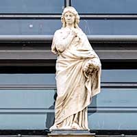 Melpomène (1862) Jean-Marie Bonnassieux (1810-1892) Melpomène est la muse de la tragédie.  Fronton de l&rsquo;Opéra Place de la Comédie Lyon 1er