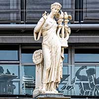Polymnie (1862) Joseph-Hugues Fabisch  (1812-1886) Polymnie est la muse de la rhétorique. Fronton de l&rsquo;Opéra Place de la Comédie Lyon 1er